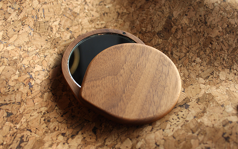 木の温もり、自然のあたたかさを手で持つ度に感じられるおしゃれな木製手鏡。