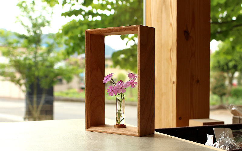 絵画のように花を飾れる木製のミニフラワーベース・一輪挿し「Display Frame for Flower」｜おしゃれな木の北欧風雑貨・iPhoneケース・木製名刺入れのブランド  Hacoa