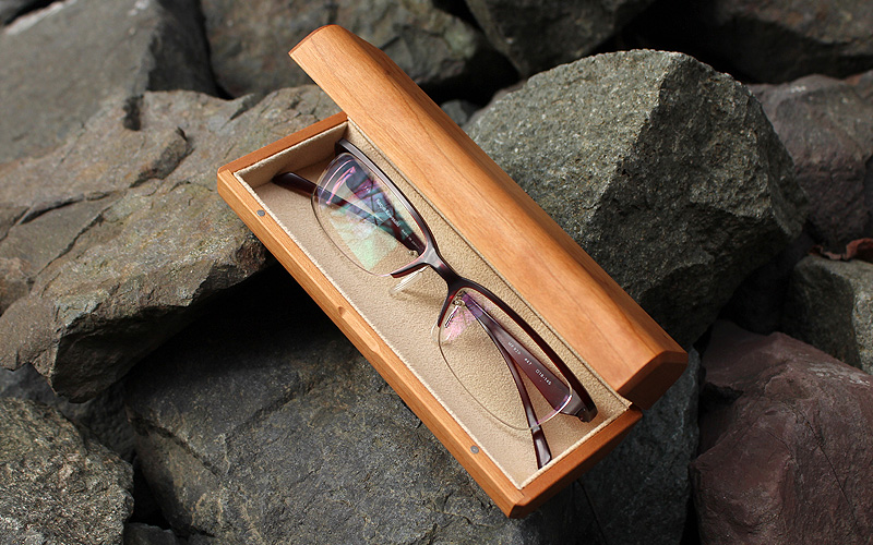木のぬくもりで覆うおしゃれなメガネケース GlassesCase Classy｜おしゃれな木の北欧風雑貨・iPhoneケース・木製名刺入れのブランド  Hacoa