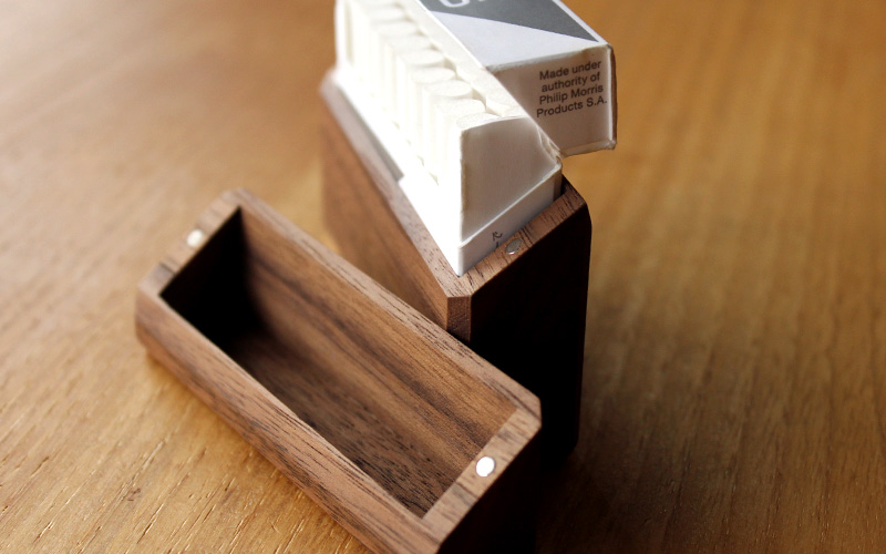 ヒートスティックを手軽に収納、使用感もパッケージそのままの木製たばこケースです。