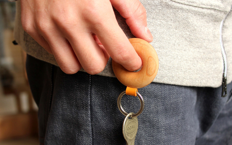 指に馴染む輪っか型の木製キーホルダー Keyholder Hoop