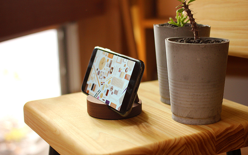 汎用性高いおしゃれな木製スマホスタンド 「Smartphone Stand」