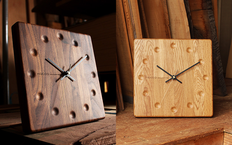シンプルな形で存在感がある大きな木製時計