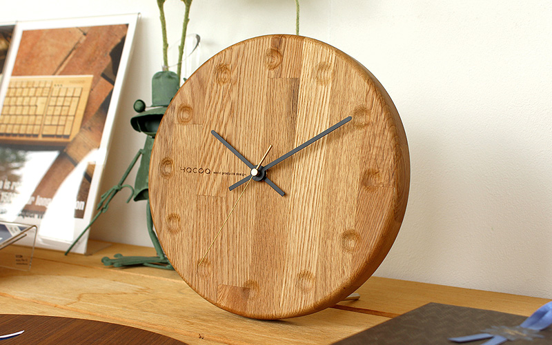 シンプルな形で存在感がある大きな木製時計