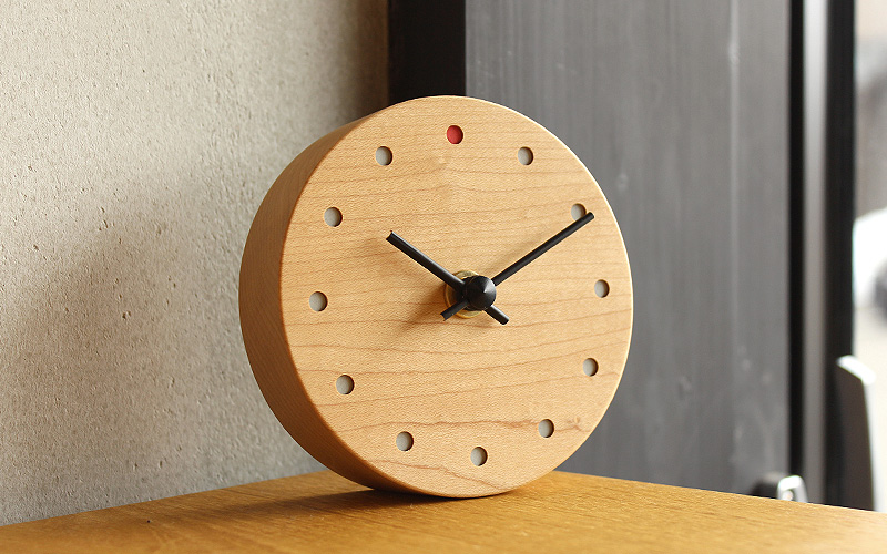 天然木材を使用した温もりあふれる時計です。