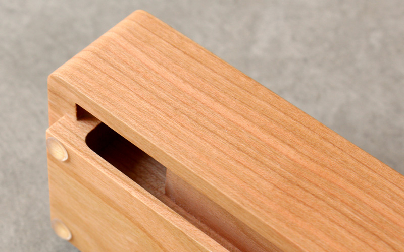 重厚感あふれるシンプルな木製スピーカー